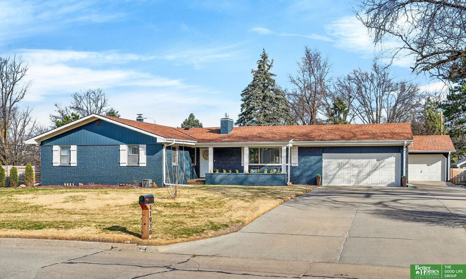 Property Photo: 11930 Woolworth Avenue NE 68144