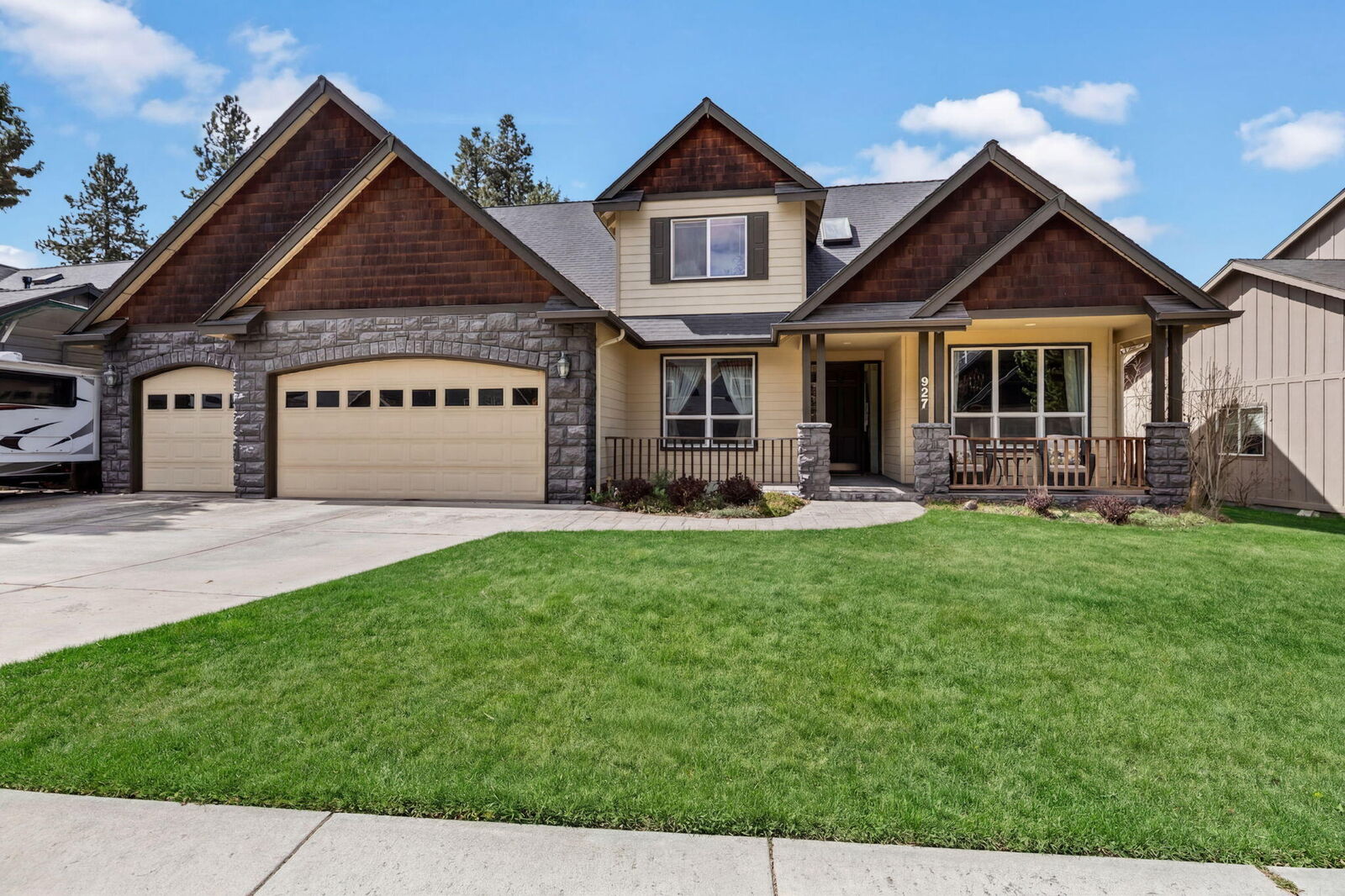 Property Photo:  927 SE Briarwood Court  OR 97702 