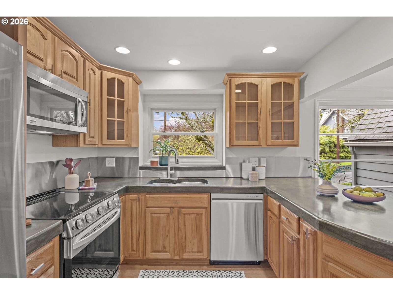 Property Photo:  734 SE 69th Ave  OR 97215 