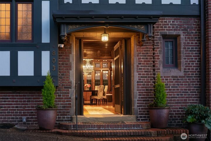 Property Photo:  803 E Prospect Street  WA 98102 