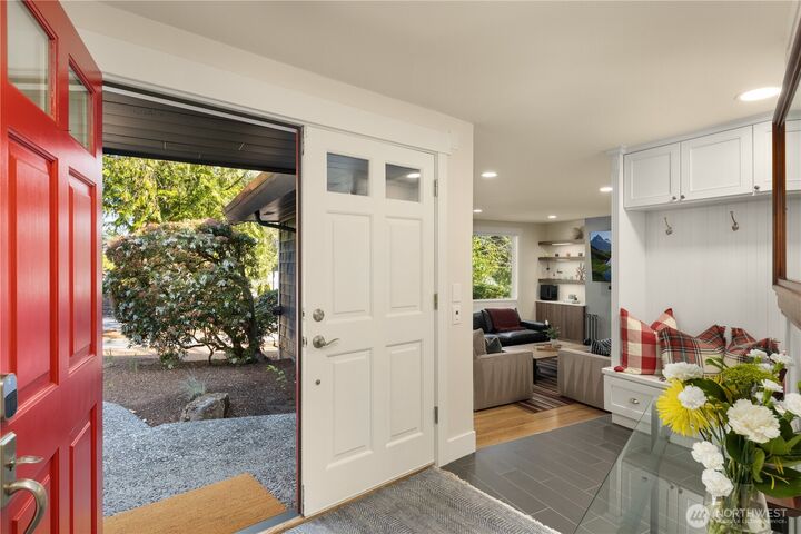 Property Photo:  9525  Mercerwood Drive  WA 98040 