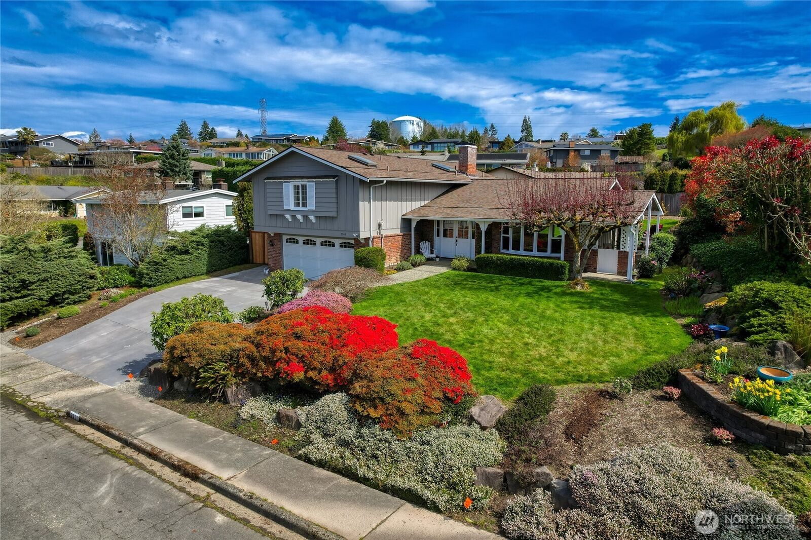 Property Photo:  2008  121st Avenue SE  WA 98005 