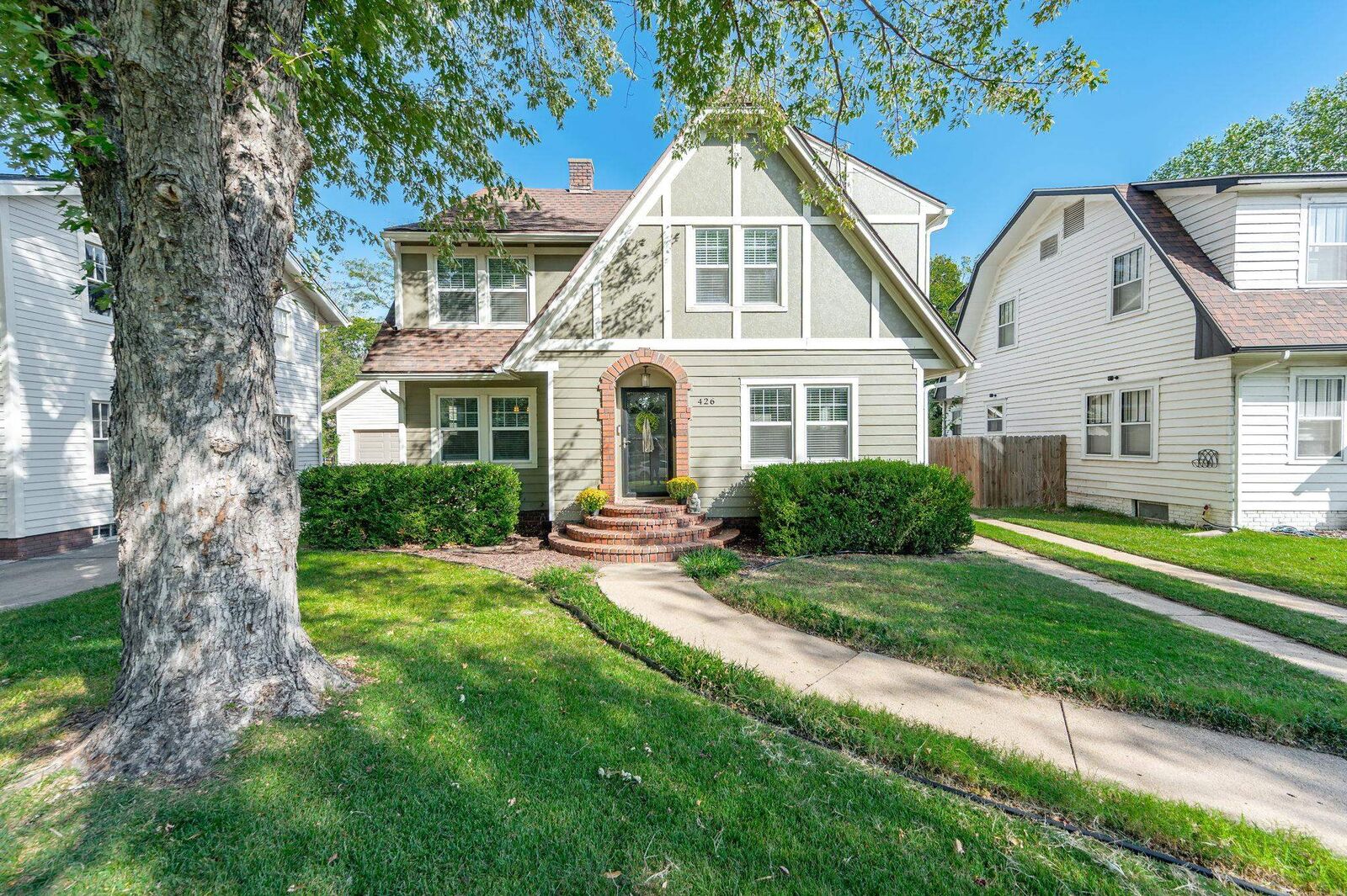 Property Photo:  426 S Roosevelt St  KS 67218 