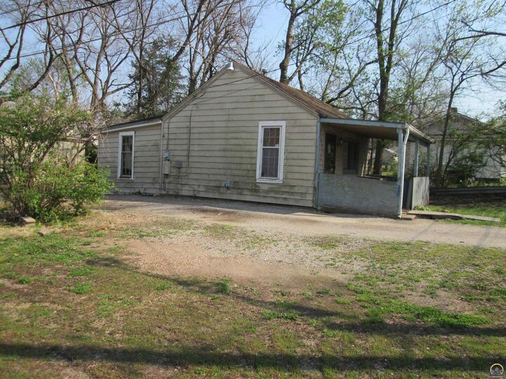 Property Photo:  2124 SE Indiana Ave  KS 66605 