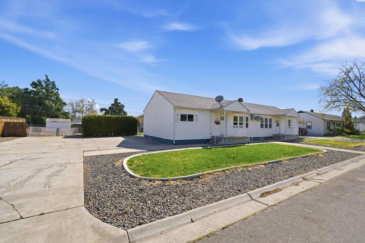 Property Photo:  220 Cullum Ave 222  WA 99352 