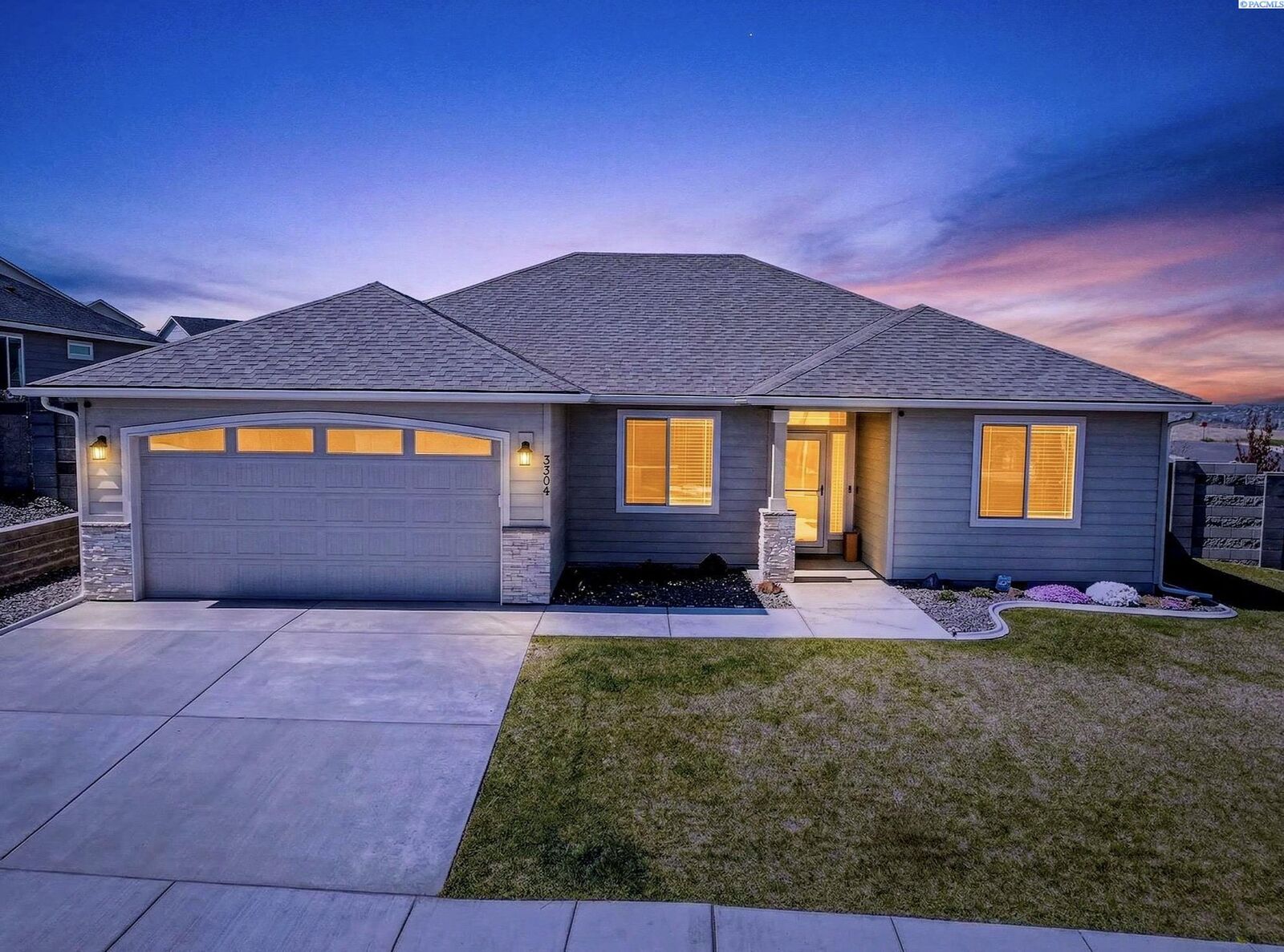 Property Photo:  3304 S Zimmerman St  WA 99338 