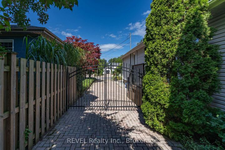 Property Photo: 522 Mississagua Road ON L0S 1J0