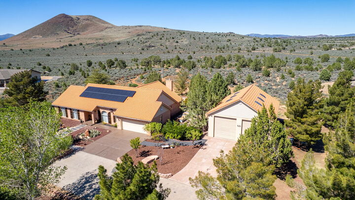 Property Photo:  1262 W Meadow Lark Cir  UT 84783 
