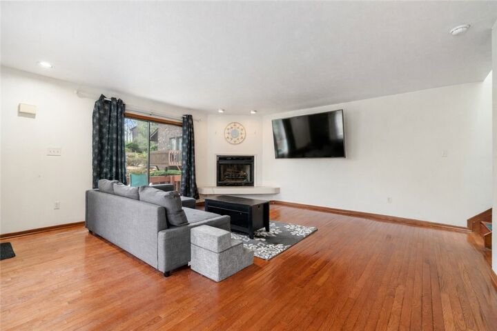 Property Photo:  420 Spring Run Dr  PA 15146 