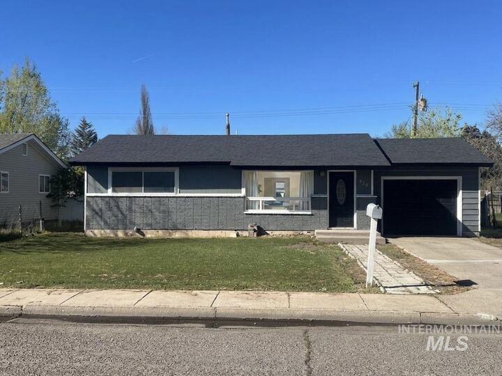 Property Photo:  920 E 12th N  ID 83647 