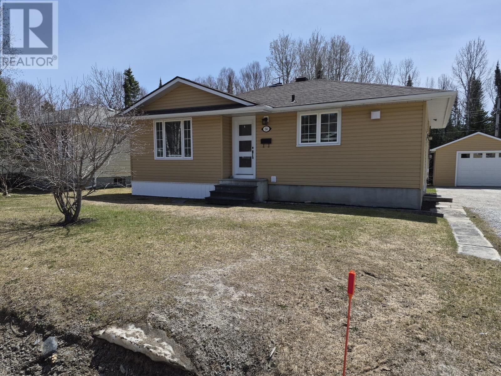 Property Photo: 34 Redwing Ave ON P0T 2C0