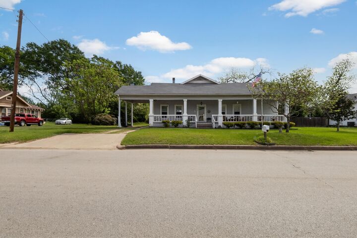 Property Photo: 603 N Montgomery TX 75644