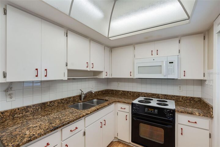 Property Photo:  5972 Hibiscus Drive 207  FL 34207 