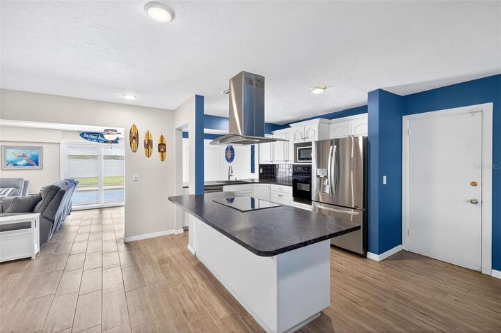 Property Photo: 4547 SE 11th Avenue FL 33904