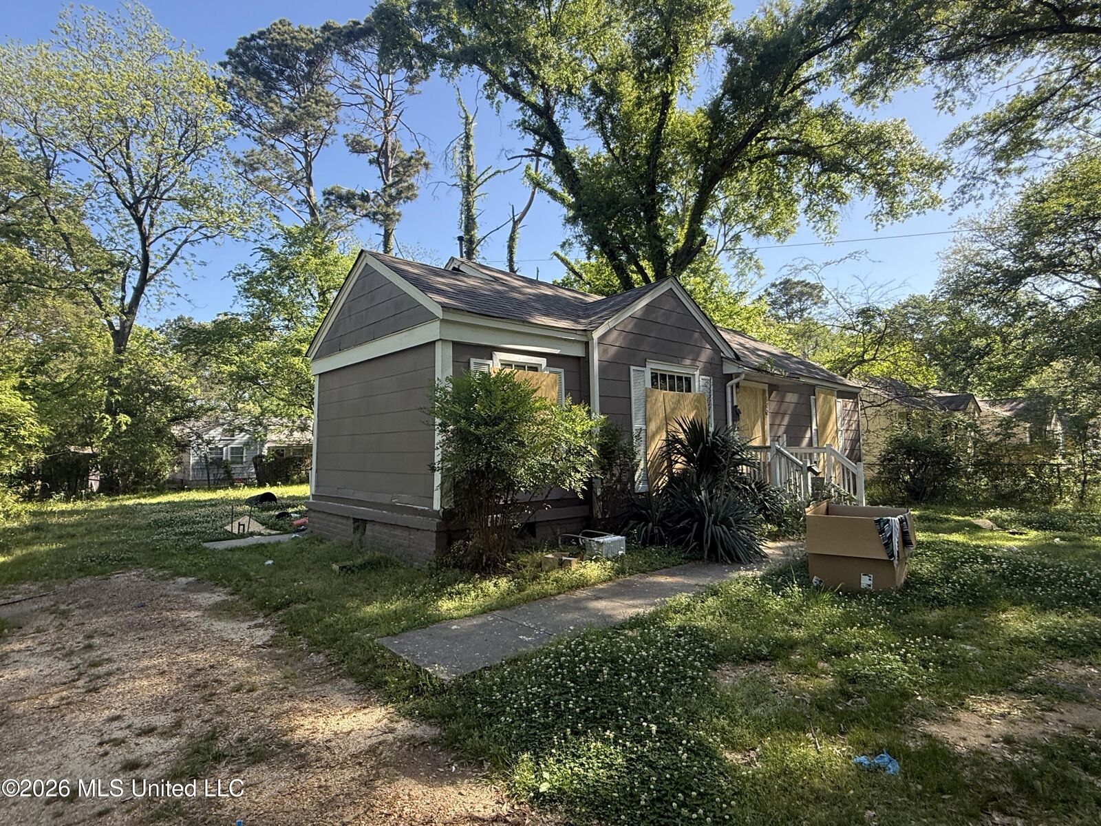Property Photo:  522 Woodbury Road  MS 39206 