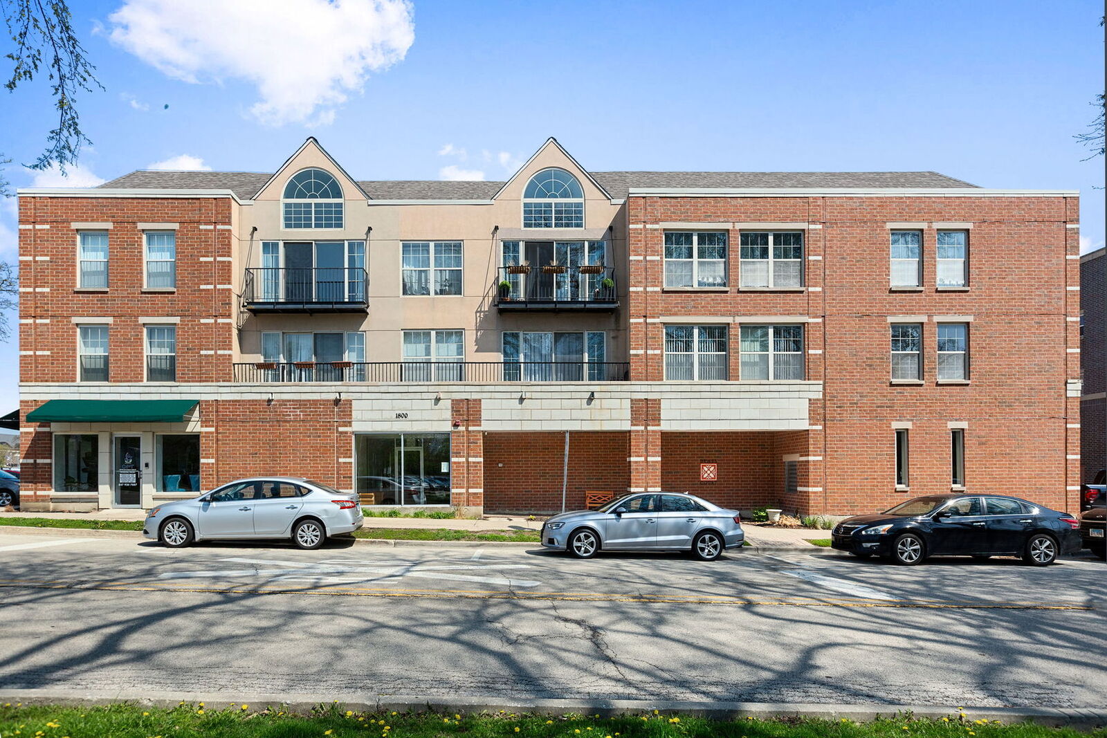 Property Photo:  1800 Dewes Street 204  IL 60025 