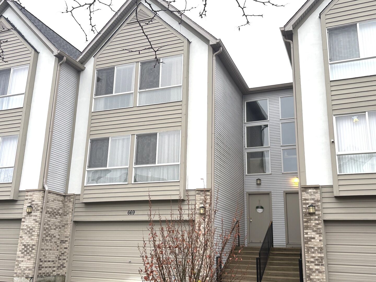 Property Photo: 669 Diamond Pointe Drive 669 IL 60060