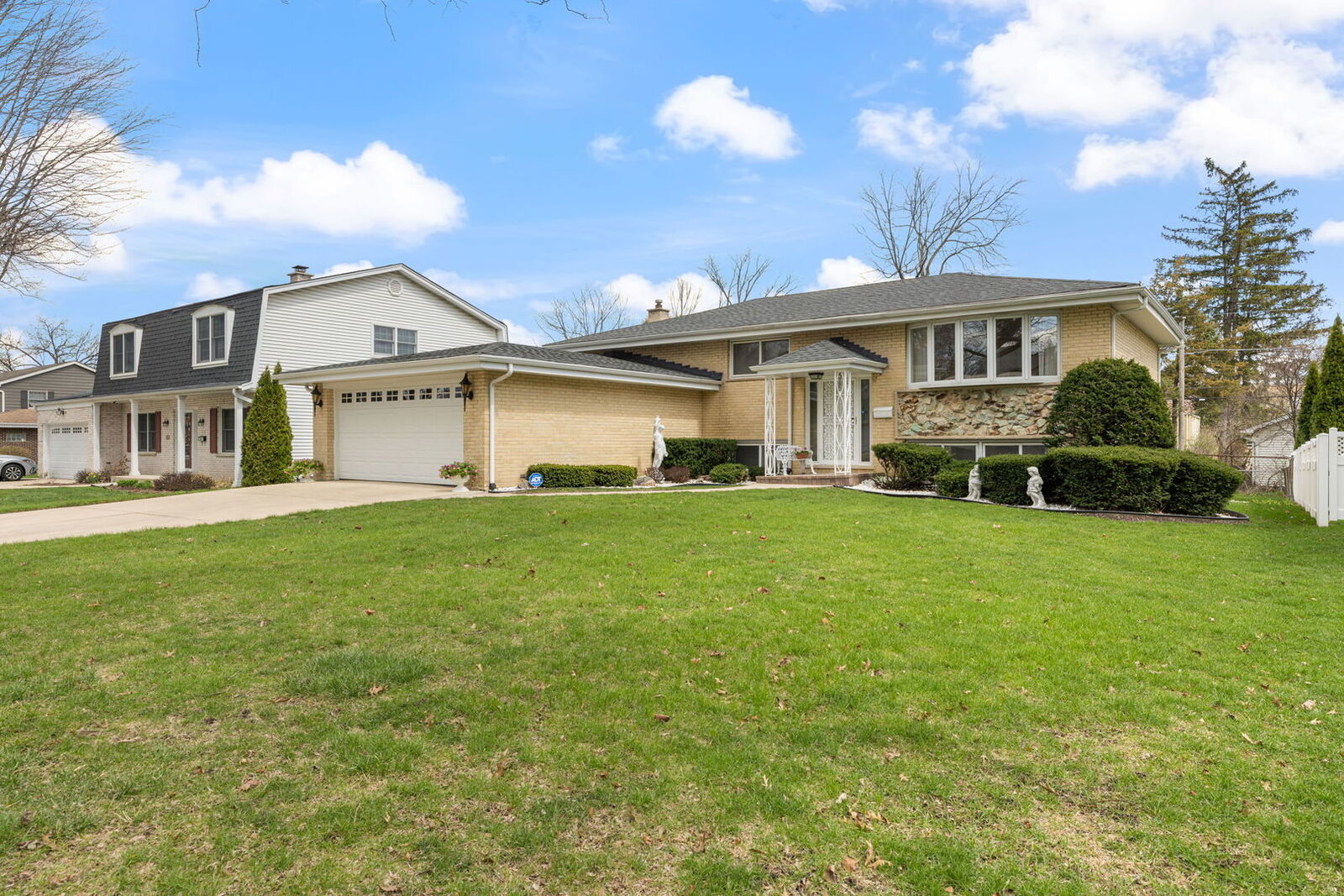 Property Photo: 515 N Walnut Street IL 60143