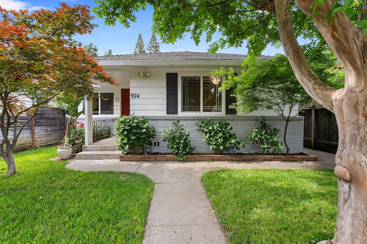 Property Photo:  924 9th Avenue  CA 95818 