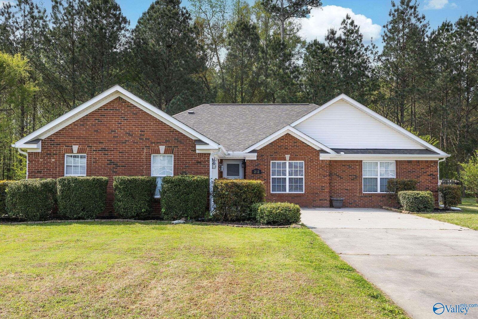 Property Photo:  242 Chestnut Oak Circle  AL 35763 