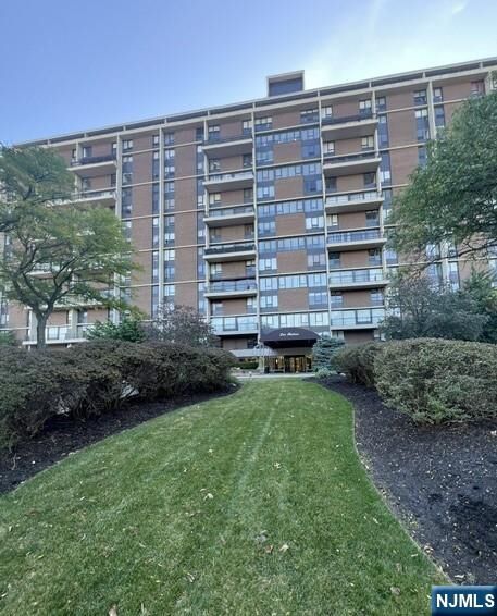 Property Photo:  2 Horizon Road 1423  NJ 07024 