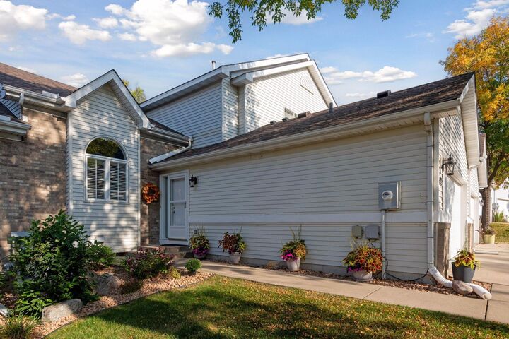 Property Photo:  952 Kimberly Lane  MN 55317 