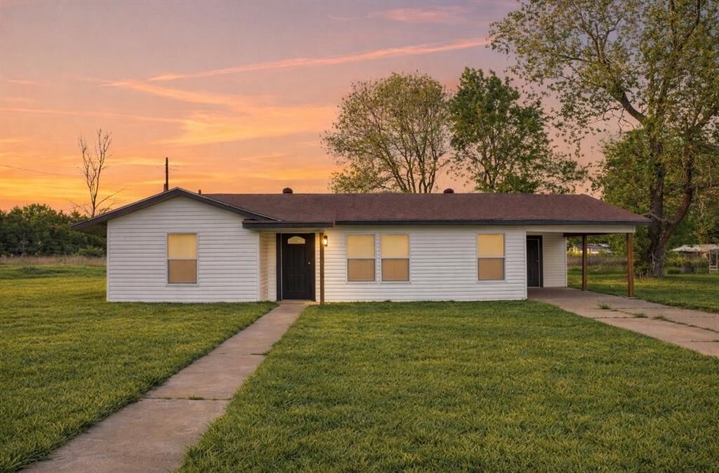 Property Photo: 1030 Travis Circle TX 75432