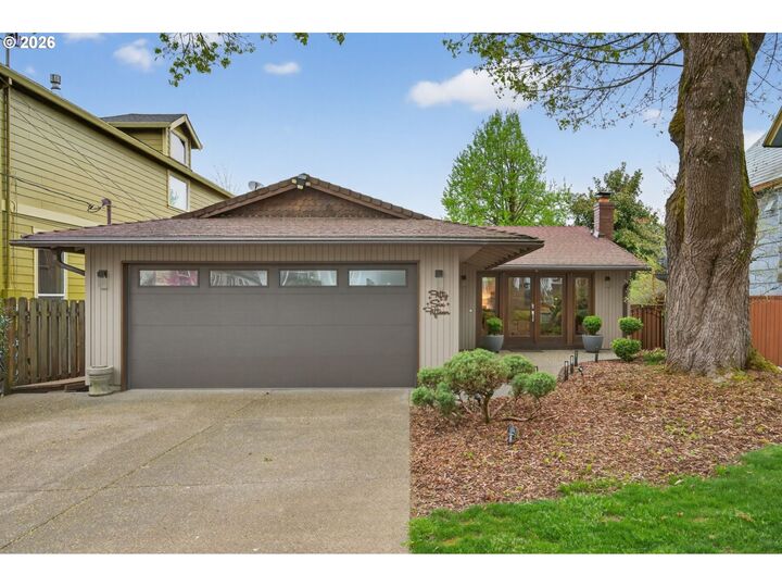 Property Photo:  5615 SE Oak St  OR 97215 