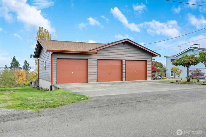 Property Photo:  2601  2nd Avenue E  WA 98366 