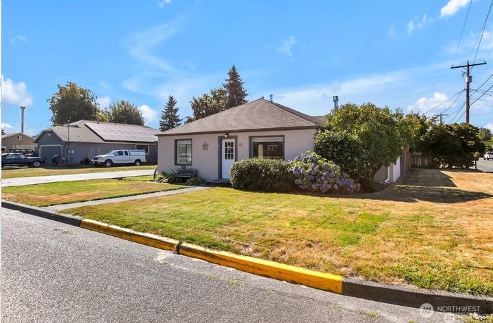 Property Photo:  624  9th Avenue SW  WA 98371 