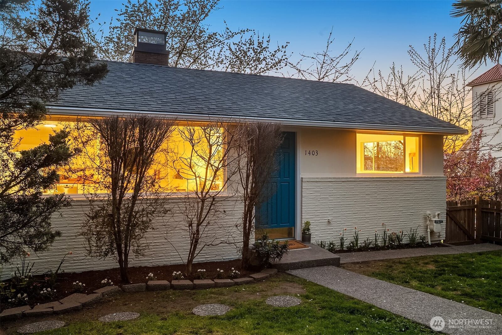 Property Photo: 1403 W Dravus Street WA 98119