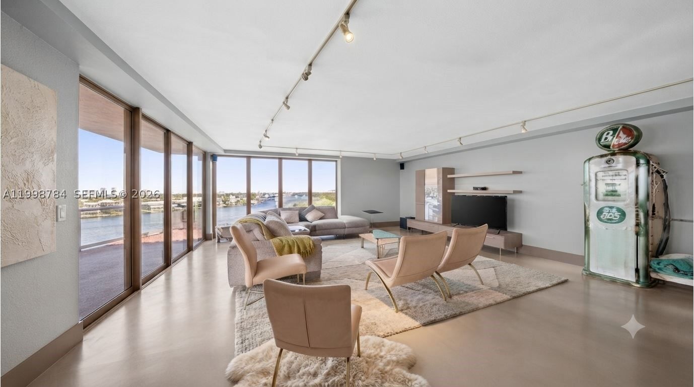 Property Photo: 2800 E Sunrise Blvd 7F FL 33304