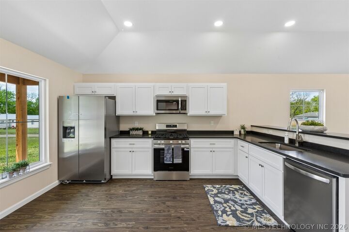 Property Photo: 1019 N Central Avenue OK 74023