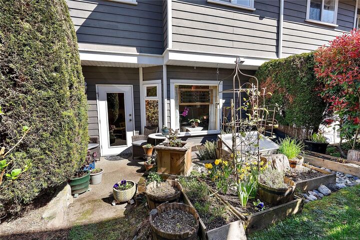 Property Photo:  922 Arm St 2  BC V9A 4G5 