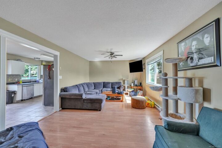 Property Photo: 680 Chelsea St BC V9S 1Y1