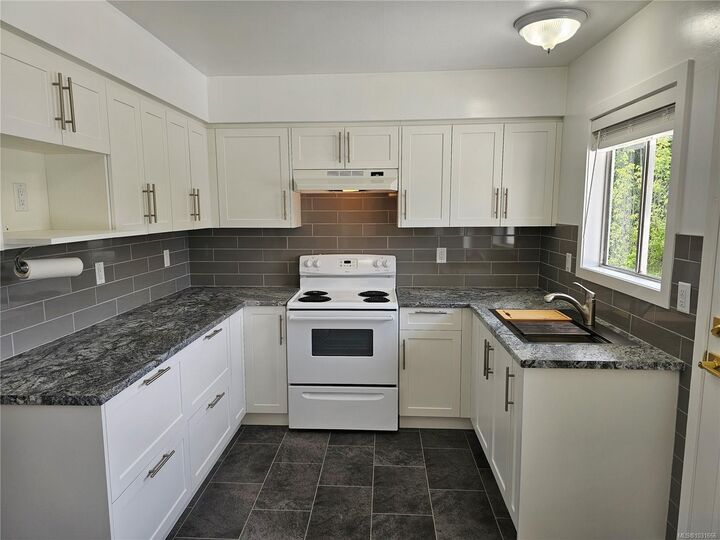 Property Photo: 5890 Chesterfield Ave BC V9L 3M7
