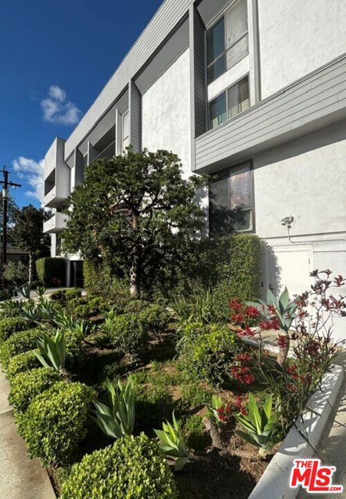 Property Photo:  906 N Doheny Dr  CA 90069 