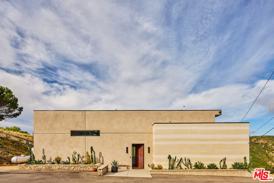 Property Photo:  2543 S Foose Rd  CA 90265 