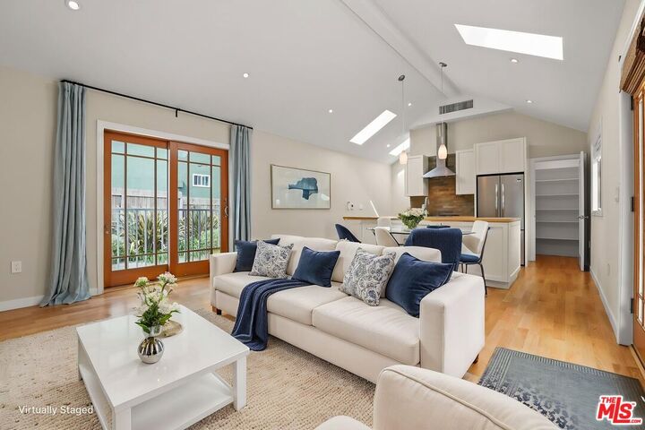 Property Photo:  652 Kensington Road  CA 90405 