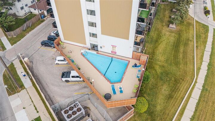 Property Photo:  1305 Grant Avenue  MB R3M 1Z7 