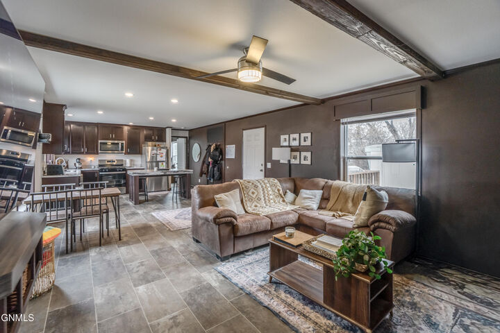 Property Photo:  1008 Frontier Trail S  ND 58554 