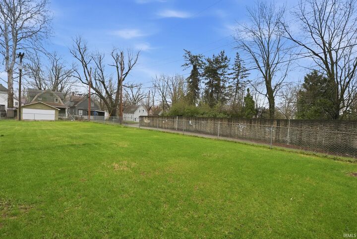 Property Photo:  402 Perry Avenue  IN 46808-3358 