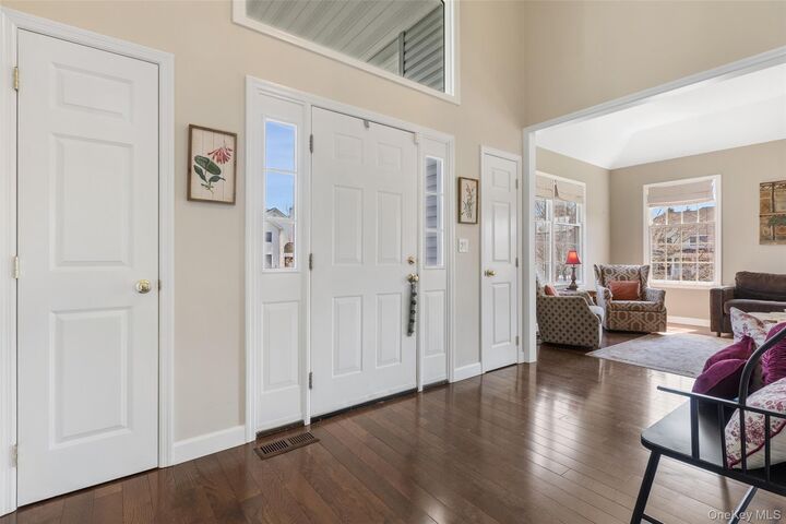 Property Photo:  6 Bassett Court  NY 10505 