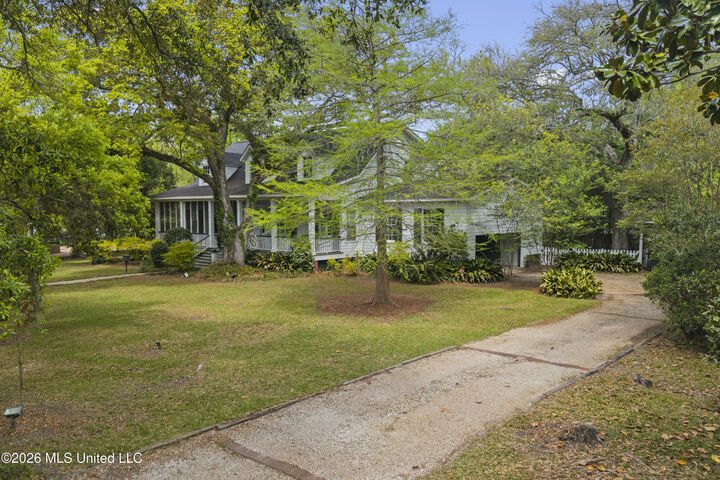 Property Photo:  813 Harbor Lane  MS 39567 