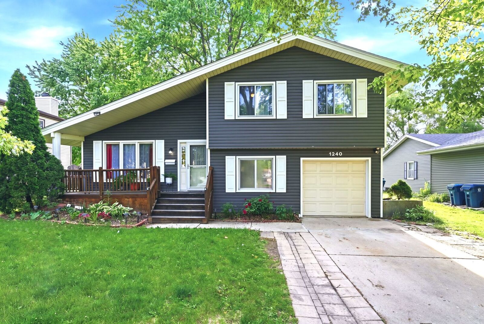 Property Photo: 1240 Foxcroft Drive IL 60506