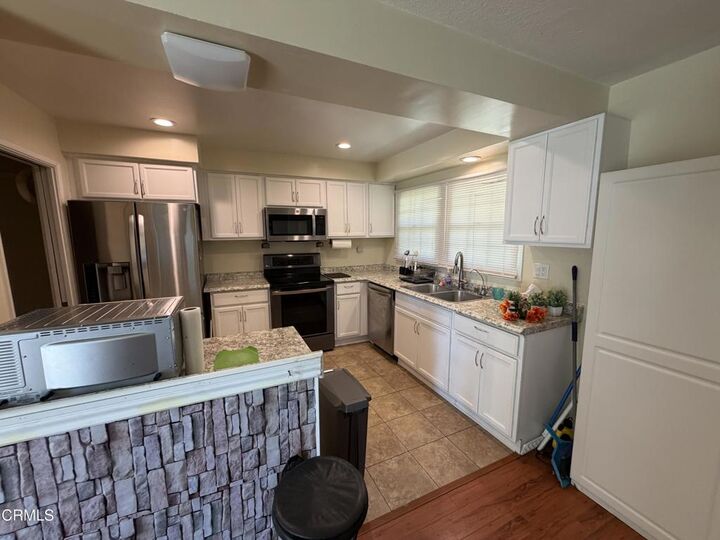 Property Photo:  1074 Colina Vista  CA 93003 