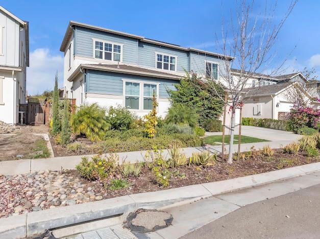 Property Photo:  1557 Huntington Way  CA 95330 