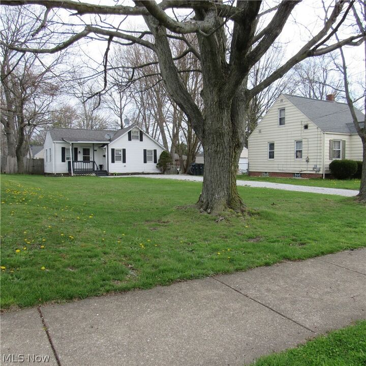 Property Photo: 2809 Shelburn Avenue OH 44312