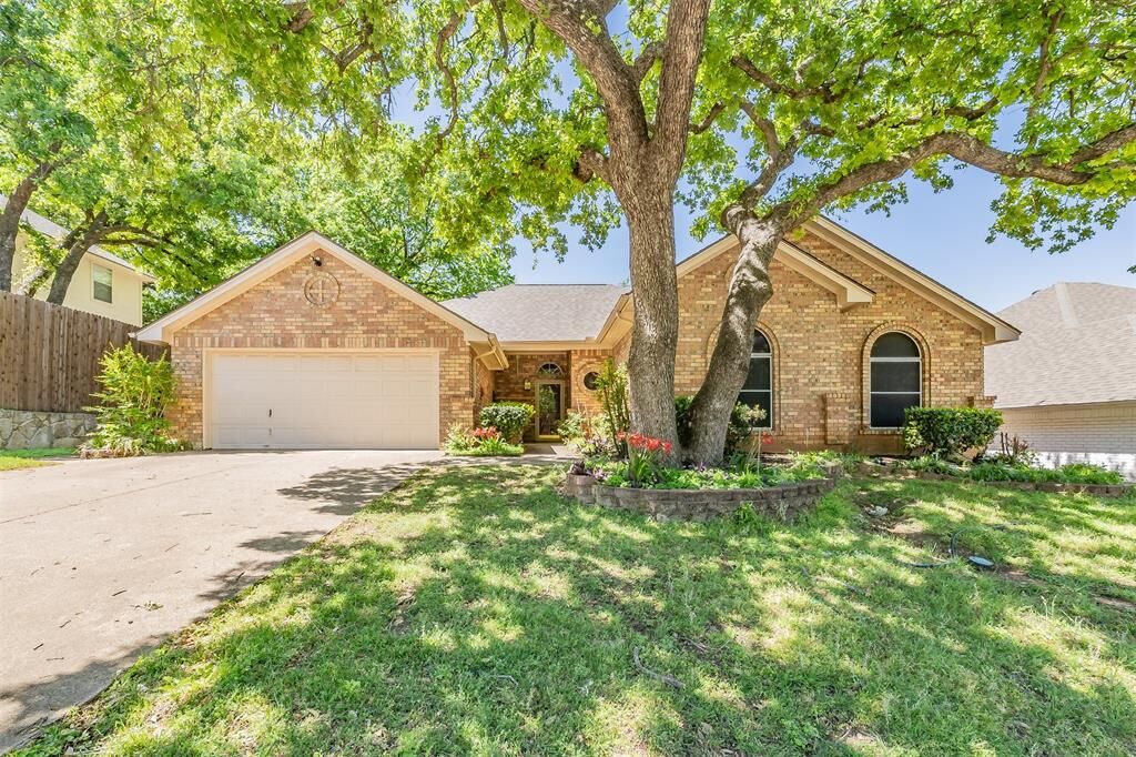 Property Photo: 702 Jonathan Drive TX 76040