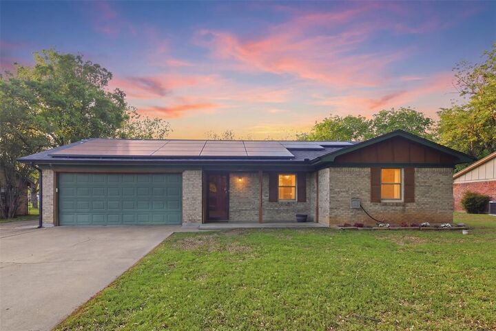 Property Photo:  1018 Princeton Place  TX 76033 
